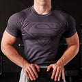 Camiseta deportiva de secado rápido para hombre, camiseta de entrenamiento ajustada de alta elasticidad, transpirable, para verano, gimnasio, Top deportivo de manga corta a la moda
